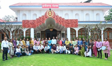  पहली बार महाविद्यालय के विद्यार्थियों ने किया लोकभवन का भ्रमण