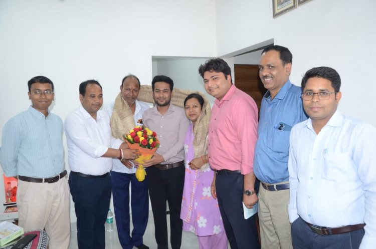 *यूपीएससी सलेक्टेड रौनक के निवास पहुंचे जिले के तीनों आईएएस*