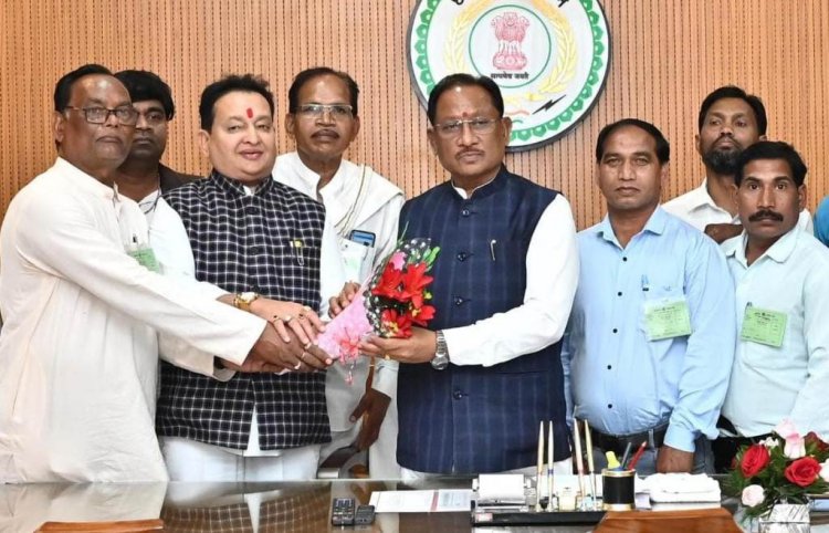 मुख्यमंत्री को मिला फुले-नकुल-अम्बेडकर जयंती मेला महोत्सव का आमंत्रण