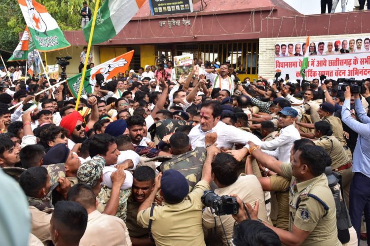 छत्तीसगढ़ प्रदेश कांग्रेस कमेटी के आव्हान में हजारों की संख्या में आज कांग्रेसजन विधानसभा कूच करने निकले