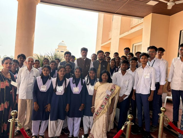 खरोरा के कनकी हायर सेकेंडरी स्कूल के छात्र-छात्राओं ने देखी विधानसभा की कार्यवाही; विधायक अनुज शर्मा की पहल पर हुआ शैक्षणिक भ्रमण