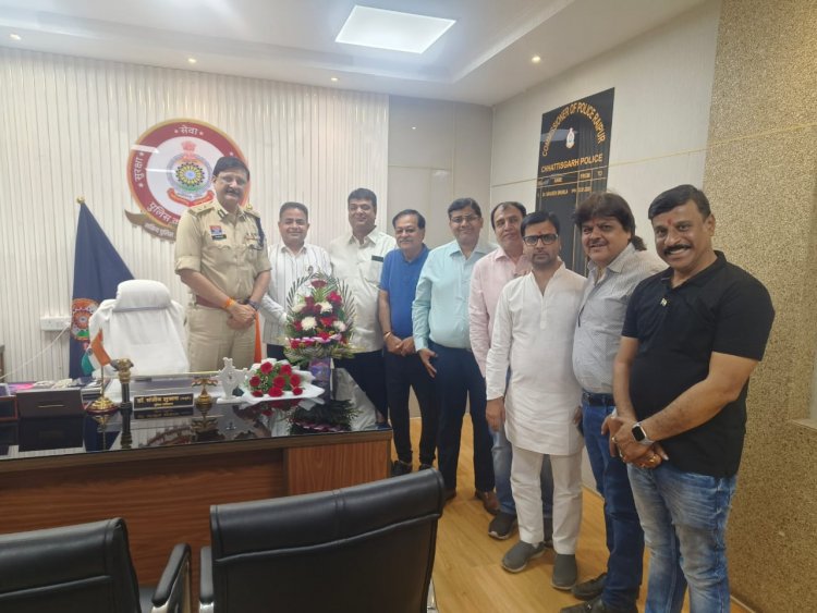 चेम्बर अध्यक्ष सतीश थौरानी के नेतृत्व में प्रतिनिधिमंडल ने रायपुर कमिश्नर डॉ. संजीव शुक्ला से की मुलाकात, व्यापारियों को ट्रांसपोर्ट पर प्रतिबंध से आ रही परेशानियों पर हुई विस्तृत चर्चा