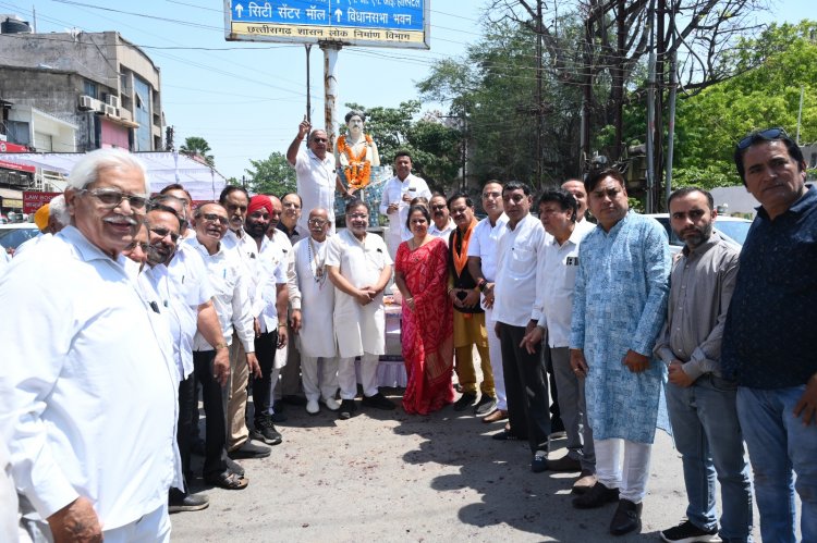रायपुर नगर निगम के पूर्व पार्षद रमेश आहूजा ने शहीद हेमूकालाणी मूर्ति स्थल सौंदर्याकरण हेतु अपनी ओर से 11 हजार रू. का स्वेच्छानुदान देने की घोषणा की
