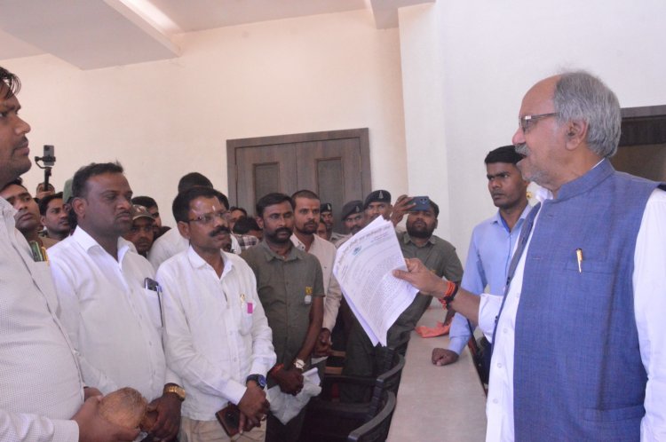 जंगल सफारी में बस संचालन निजी हाथों में देने के प्रस्ताव का विरोध, दैनिक वेतनभोगी कर्मचारियों ने सांसद बृजमोहन को सौंपा ज्ञापन