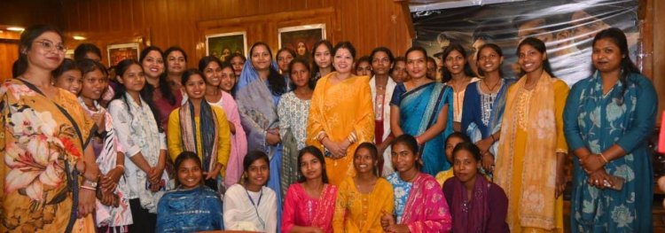 मंत्री श्रीमती लक्ष्मी राजवाड़े ने 600 छात्राओं को दिखाई द केरल स्टोरी 2