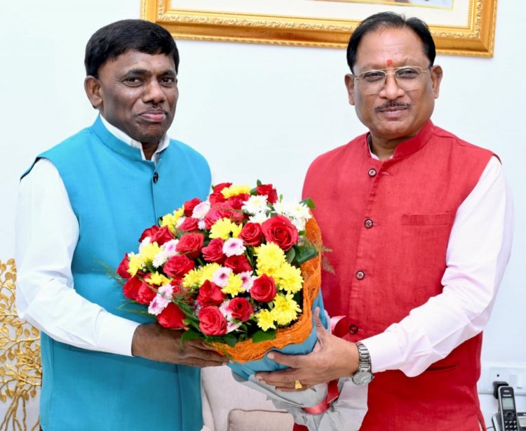मुख्यमंत्री  विष्णु देव साय से गोवा के खेल एवं जनजातीय कल्याण मंत्री  रमेश तावड़कर की सौजन्य भेंट