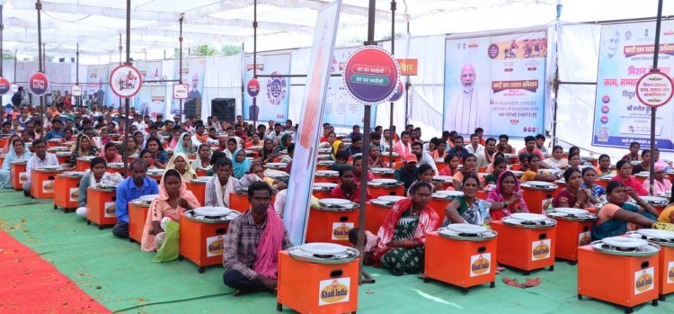 ग्रामोद्योग विकास योजना अंतर्गत 580 हितग्राहियों को बांटे गए टूलकिट गोविंदपुर के खेल मैदान में जुटे प्रदेशभर के हितग्राही