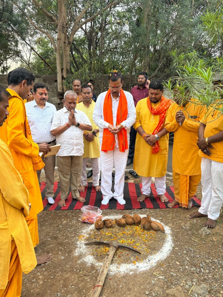 रायपुर ग्रामीण विधायक मोतीलाल साहू ने नगर निगम जोन 10 वार्ड 55 में गायत्री मन्दिर के समीप सामुदायिक भवन के जीर्णोद्धार हेतु वार्ड पार्षद विनय प्रताप सिंह ध्रुव,भक्तजनों, साधकगणों, गणमान्यजनों, आमजनों सहित किया भूमिपूजन
