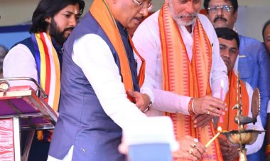 मुख्यमंत्री  विष्णु देव साय आज राजधानी रायपुर के शंकरनगर स्थित दुर्गा मैदान में डॉ. भीमराव आंबेडकर की 135वीं जयंती के अवसर पर   आयोजित समरसता भोज कार्यक्रम में शामिल हुए।