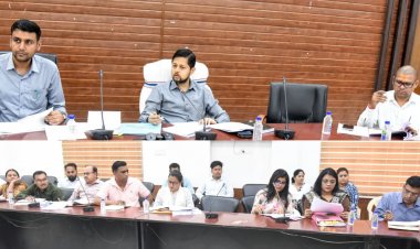 कलेक्टर ने प्रधानमंत्री आवास योजना के कार्यो की समीक्षा की