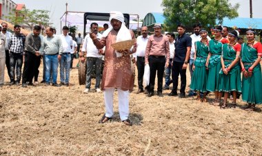 कृषि मंत्री श्री नेताम ने मिट्टी एवं बीजों की पूजा की और ट्रैक्टर चलाकर बीजों की बुआई की