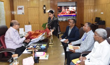 राज्यपाल  रमेन डेका ने सुझाव दिया कि कोसा साड़ी एवं शाल में डॉबी और जैकार्ड तकनीक का उपयोग कर आधुनिक डिज़ाइन विकसित किए जाएं।