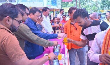 उद्योग मंत्री का शीतल शरबत वितरण केंद्र घंटाघर में प्रारंभ, राहगीरों को शरबत की वितरित 