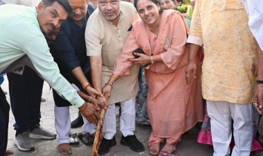 दक्षिण विधायक सुनील सोनी ने महापौर मीनल चौबे सहित दक्षिण विधानसभा के डॉ विपिन बिहारी सूर  एवं चंद्रशेखर आजाद वार्ड में लगभग 1 करोड 6 लाख रू के नये विकास कार्यों का भूमिपूजन कर नगरवासियों को दी शानदार सौगात