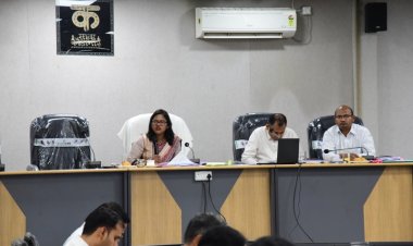 कलेक्टर ने साप्ताहिक समय-सीमा की बैठक में योजनाओं का शत प्रतिशत लाभ पहुंचाने पर दिया जोर