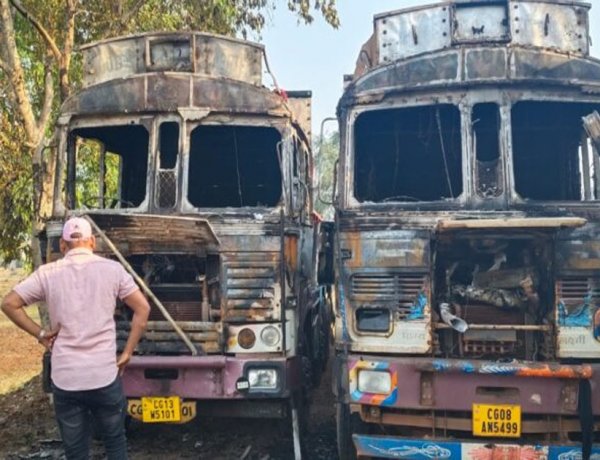 गांव के बीच खड़ी दो ट्रकों में लगाई आग, पुलिस जांच में जुटी