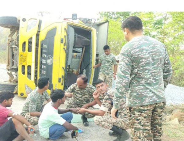 अनियंत्रित तेज रफ्तार हाईवा पलटी 3 घायल
