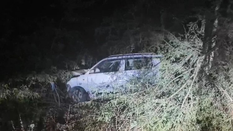 शिक्षक की मौत : अनियंत्रित होकर पेड़ से टकराई कार, घायल शिक्षक ने इलाज के दौरान तोड़ा दम……