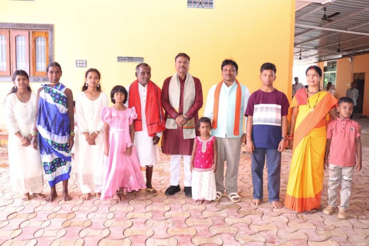 बस्तर सांसद महेश कश्यप के निवास ग्राम कुम्हरावंण्ड झरनीगुड़ा पर आयोजित श्रीराम भक्त हनुमान जी के प्राण प्रतिष्ठा समारोह में छत्तीसगढ़ शासन के मंत्री केदार कश्यप शामिल हुए।