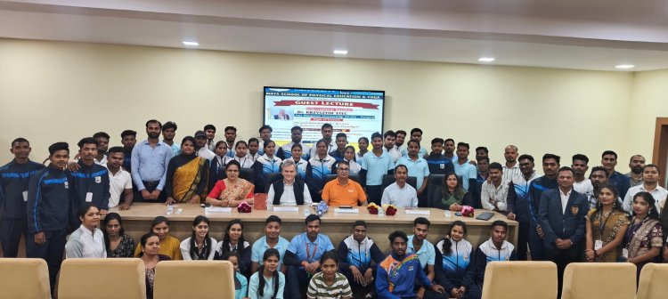 "MATS University में अंतरराष्ट्रीय अतिथि व्याख्यान: डॉ. क्रज़िस्टोफ स्टेक ने प्रस्तुत किया सूर्यनमस्कार का समग्र क्रॉस-फिटनेस अभ्यास"