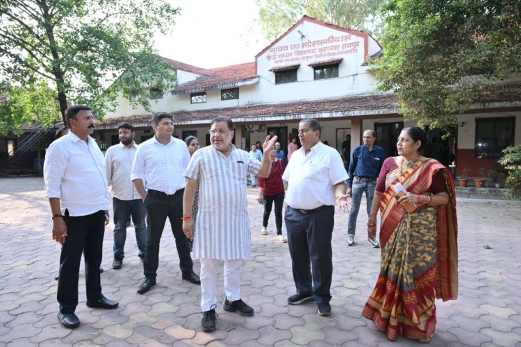 आज रायपुर दक्षिण विधायक  सुनील सोनी ने ऐतिहासिक गवर्नमेंट स्कूल, सप्रे शाला सहित बूढापारा की पुरानी शासकीय कन्या प्राथमिक शाला के पुराने भवन का निरीक्षण अधिकारियों सहित किया।