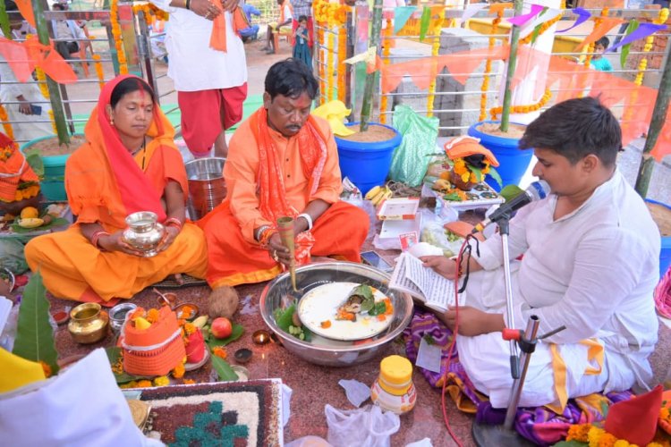 सांसद महेश कश्यप के पैतृक ग्राम कुम्हरावंड में श्री हनुमान प्राण प्रतिष्ठा समारोह के दूसरे दिन 'मूर्ति अधिवास' का अनुष्ठान श्रद्धापूर्वक संपन्न