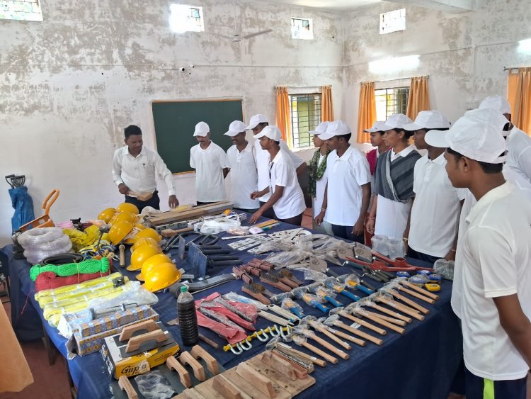 उत्तर बस्तर कांकेर : विशेष लेख : कभी बंदूक थामकर हिंसा करने वाले माओवादी अब सीख रहे हुनर