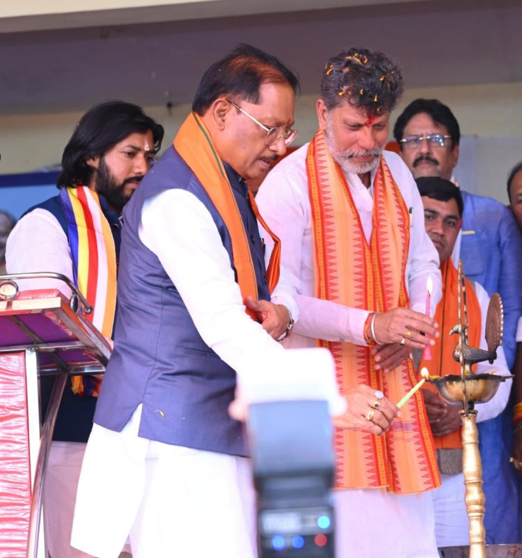 मुख्यमंत्री  विष्णु देव साय आज राजधानी रायपुर के शंकरनगर स्थित दुर्गा मैदान में डॉ. भीमराव आंबेडकर की 135वीं जयंती के अवसर पर   आयोजित समरसता भोज कार्यक्रम में शामिल हुए।