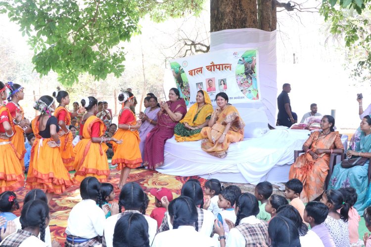 महिला एवं बाल विकास मंत्री श्रीमती राजवाड़े ने ग्राम डांगरा में कुसुम पेड़ के नीचे लगाई ’बाल   चौपाल