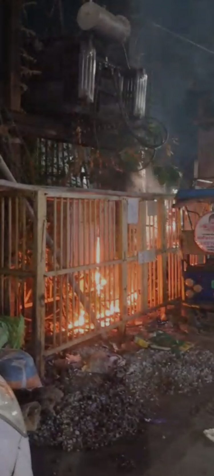 RAIPUR :- नवभारत चौक कंकाली पारा में ट्रांसफार्मर में लगी आग, इलाके में मची अफरा-तफरी