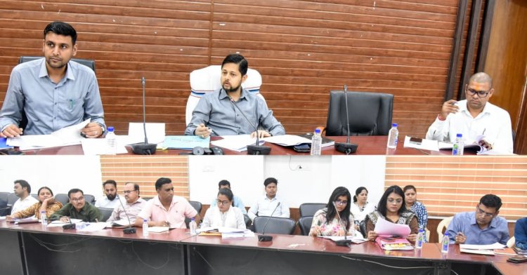 कलेक्टर ने प्रधानमंत्री आवास योजना के कार्यो की समीक्षा की