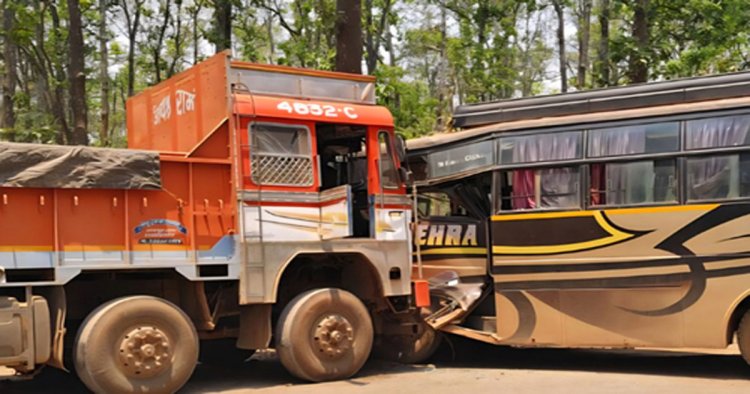 बस-ट्रक के आमने-सामने की भिड़ंत में 17 यात्री घायल, 3 गंभीर