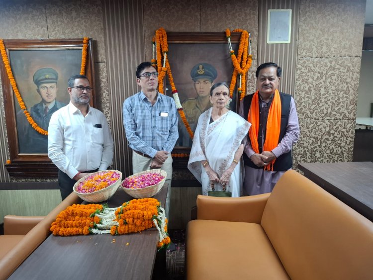 शहीद अरूण केशव सप्रे को जयंती पर निगम मुख्यालय सामान्य सभा सभागार में तैल चित्र पर निगम संस्कृति विभाग अध्यक्ष अमर गिदवानी अपर आयुक्त विनोद पाण्डेय, शहीद की धर्मपत्नी श्रीमती मीना ताई सप्रे ने किया सादर नमन 