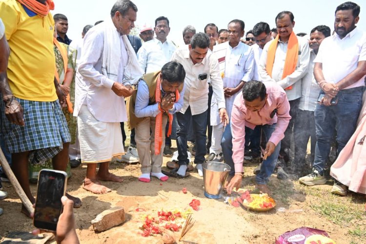केशलुर में मुरिया समाज भवन,सामुदायिक भवन एवं सड़क कार्य का सांसद महेश कश्यप, विधायक विनायक गोयल ने किया भूमिपूजन 