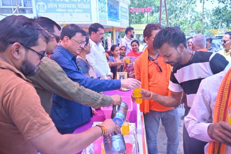 उद्योग मंत्री का शीतल शरबत वितरण केंद्र घंटाघर में प्रारंभ, राहगीरों को शरबत की वितरित 