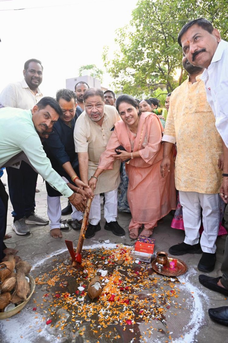 दक्षिण विधायक सुनील सोनी ने महापौर मीनल चौबे सहित दक्षिण विधानसभा के डॉ विपिन बिहारी सूर  एवं चंद्रशेखर आजाद वार्ड में लगभग 1 करोड 6 लाख रू के नये विकास कार्यों का भूमिपूजन कर नगरवासियों को दी शानदार सौगात