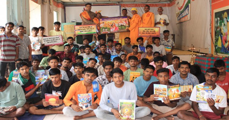 रायपुर सेंट्रल जेल में गूंजा सदाचार का मंत्र: गायत्री परिवार ने विचाराधीन बंदियों को पढ़ाया नैतिक शिक्षा का पाठ