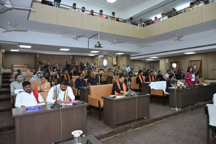 महिला अल्पकालिक सशक्तिकरण हेतु जनजागरूकता अभियान के आयोजन एवं समन्वय पर चर्चा विषय पर रायपुर नगर निगम में विशेष सामान्य सभा में प्रस्ताव चर्चा उपरांत सर्वसम्मति से पारित किया गया