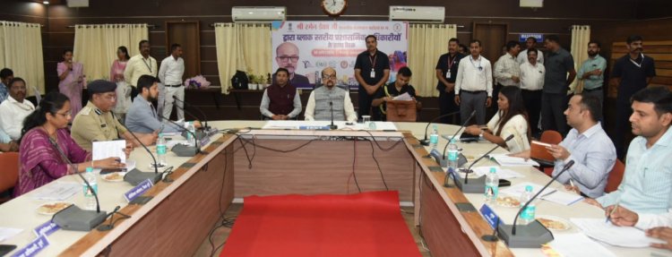 राज्यपाल  रमेन डेका ने ली ब्लॉक स्तरीय प्रशासनिक अधिकारियों की समीक्षा बैठक