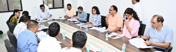 राजस्व कार्यों में ढिलाई पर सख्त:लंबित प्रकरणों के निपटारे और राजस्व वसूली में तेजी लाने मंत्री ने दिए निर्देश