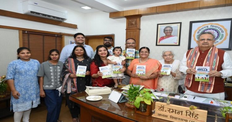 विधानसभा अध्यक्ष डॉ. रमन सिंह ने ऑटिज्म ग्रसित बच्चों के विकास हेतु व्यावहारिक मार्गदर्शिका पुस्तक का विमोचन किया