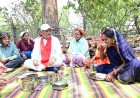 निर्माणाधीन पंचायत भवन के निरीक्षण के दौरान मुख्यमंत्री को श्रमिकों ने दिया भोजन का न्यौता : साथ बैठकर खाया बोरे बासी और आमा चटनी