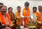 भाजपा प्रदेश अध्यक्ष  किरण देव ने भाजपा कार्यालय एकात्म परिसर में बनायी झाल मूड़ी और कार्यकर्ताओं को दी बधाई