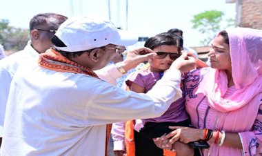 गोद में उठाया, चश्मा पहनाया... भैंसामुड़ा में दिखा मुख्यमंत्री का आत्मीय रूप