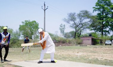 सादगी और अपनापन: सुशासन तिहार में बच्चों संग मुख्यमंत्री साय ने खेला क्रिकेट, बढ़ाया हौसला