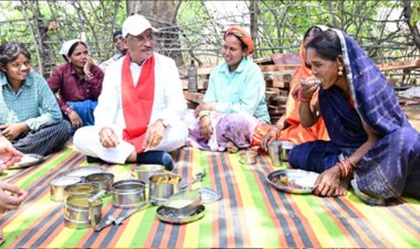 निर्माणाधीन पंचायत भवन के निरीक्षण के दौरान मुख्यमंत्री को श्रमिकों ने दिया भोजन का न्यौता : साथ बैठकर खाया बोरे बासी और आमा चटनी