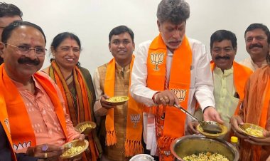 भाजपा प्रदेश अध्यक्ष  किरण देव ने भाजपा कार्यालय एकात्म परिसर में बनायी झाल मूड़ी और कार्यकर्ताओं को दी बधाई