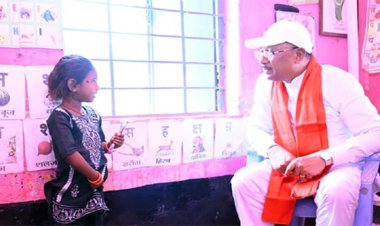 आंगनबाड़ी में मासूम मुस्कानों संग स्नेहिल पल