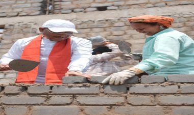 निर्माण स्थल पर मुख्यमंत्री का श्रमदान : श्रमिक बहनों के साथ की ईंट जोड़ाई