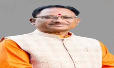 निर्माण स्थल पर मुख्यमंत्री का श्रमदान : श्रमिक बहनों के साथ की ईंट जोड़ाई